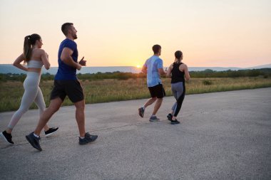 Çeşitli koşuculardan oluşan bir grup, yaklaşan bir yarışma için, gün batımının nefes kesen arka planına karşı birlikte antrenman yaparken, birbirlerinde motivasyon ve ilham buluyor.. 