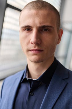 Modern bir konferans ortamında genç ve başarılı bir iş adamı. 