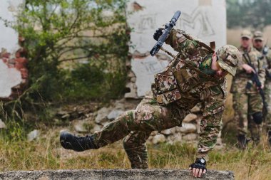 İyi eğitimli, kamuflajlı seçkin bir askeri birlik tehlikeli orman arazisinde ustalıkla yol alır, engelleri aşar ve kusursuz ve gizli bir görevi yerine getirir.. 