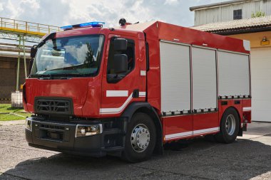 Gelişmiş kurtarma teknolojisiyle donatılmış son model bir itfaiye aracı, yetenekli itfaiye ekibiyle hazır bekliyor. Acil durumlara müdahale etmeye ve müdahale etmeye hazır.