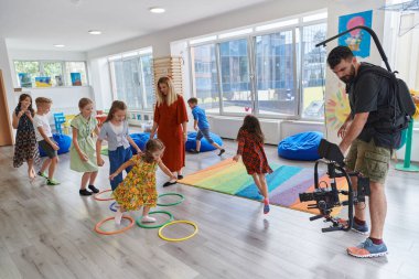 Kameraman, anaokulundaki çocukların eğlenceli oyunlarını ve yaratıcı keşiflerini filme alır. Yüksek kalite fotoğraf