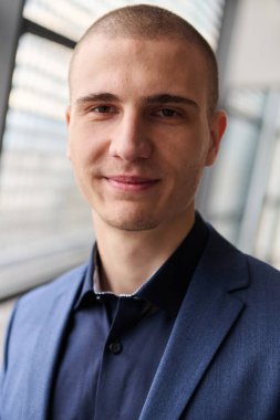 Modern bir konferans ortamında genç ve başarılı bir iş adamı. 