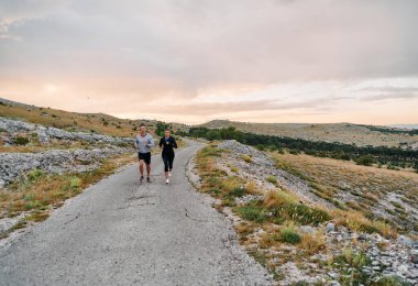  Canlandırıcı bir sabah koşusu sırasında çift zorlu dağ patikalarını fethetti..