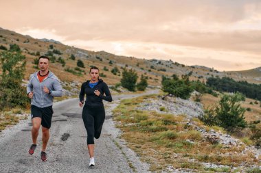  Canlandırıcı bir sabah koşusu sırasında çift zorlu dağ patikalarını fethetti..