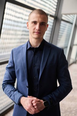 Genç bir işadamı, sanayi dünyasının liderliğini ve başarısını simgeleyen hareketli fabrikasının kalbinde durarak güven ve otorite yayıyor.