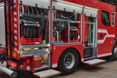 Gelişmiş kurtarma teknolojisiyle donatılmış son model bir itfaiye aracı, yetenekli itfaiye ekibiyle hazır bekliyor. Acil durumlara müdahale etmeye ve müdahale etmeye hazır.