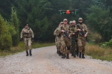 Büyük bir ormanın önderliğindeki seçkin bir askeri birlik, yüksek riskli operasyonlara hassasiyet, disiplin ve hazırlık gösteriyor.. 