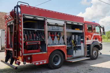 Gelişmiş kurtarma teknolojisiyle donatılmış son model bir itfaiye aracı, yetenekli itfaiye ekibiyle hazır bekliyor. Acil durumlara müdahale etmeye ve müdahale etmeye hazır.