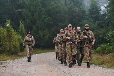 Büyük bir ormanın önderliğindeki seçkin bir askeri birlik, yüksek riskli operasyonlara hassasiyet, disiplin ve hazırlık gösteriyor.. 