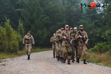 Büyük bir ormanın önderliğindeki seçkin bir askeri birlik, yüksek riskli operasyonlara hassasiyet, disiplin ve hazırlık gösteriyor.. 