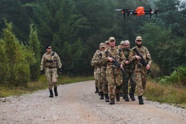 Büyük bir ormanın önderliğindeki seçkin bir askeri birlik, yüksek riskli operasyonlara hassasiyet, disiplin ve hazırlık gösteriyor.. 