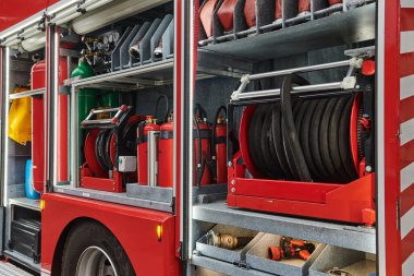 Gelişmiş kurtarma teknolojisiyle donatılmış son model bir itfaiye aracı, yetenekli itfaiye ekibiyle hazır bekliyor. Acil durumlara müdahale etmeye ve müdahale etmeye hazır.