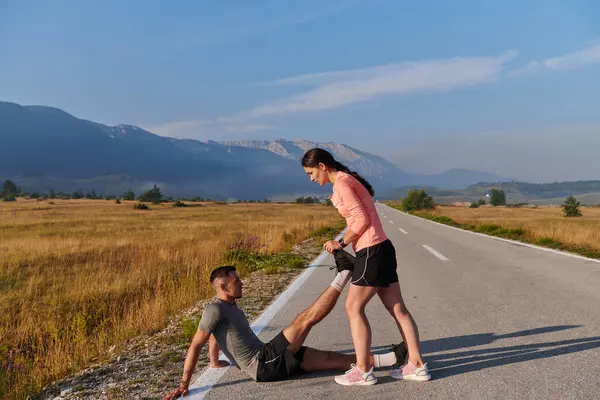 Şafak sökerken, romantik bir çift birlikte hafif bir gerinme yaşar. Bu, onların paylaşılan bağlılıklarını ve canlandırıcı bir sabah koşusu hazırlıklarını simgeler..