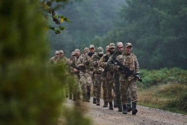 Büyük bir ormanın önderliğindeki seçkin bir askeri birlik, yüksek riskli operasyonlara hassasiyet, disiplin ve hazırlık gösteriyor.. 