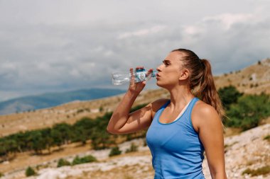 Sabah doğada koşan koruyucu maskeler takan bir çift.. 