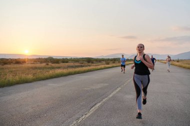 Çeşitli koşuculardan oluşan bir grup, yaklaşan bir yarışma için, gün batımının nefes kesen arka planına karşı birlikte antrenman yaparken, birbirlerinde motivasyon ve ilham buluyor.. 