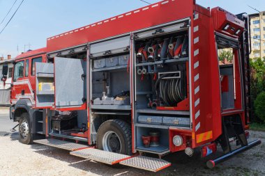 Modern bir itfaiye aracında gerekli itfaiye ekipmanlarının yakın çekimi, tehlikeli yangın durumlarına karşı acil durum ekipmanları ve ekipmanlar hazır.. 