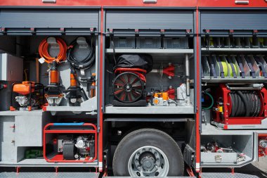 Modern bir itfaiye aracında gerekli itfaiye ekipmanlarının yakın çekimi, tehlikeli yangın durumlarına karşı acil durum ekipmanları ve ekipmanlar hazır.. 