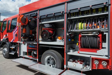 Gelişmiş kurtarma teknolojisiyle donatılmış son model bir itfaiye aracı, yetenekli itfaiye ekibiyle hazır bekliyor. Acil durumlara müdahale etmeye ve müdahale etmeye hazır.