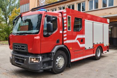 Gelişmiş kurtarma teknolojisiyle donatılmış son model bir itfaiye aracı, yetenekli itfaiye ekibiyle hazır bekliyor. Acil durumlara müdahale etmeye ve müdahale etmeye hazır.