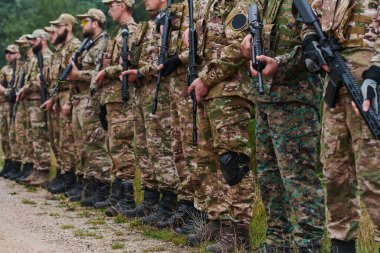 Asker savaşçılar silahlarla birlikte duruyorlar. Amerikan ordusunun seçkin üyelerinin grup portresi, özel askeri şirket çalışanları, anti-terör ekibi.. 