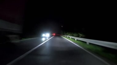 Uyarlamalı matris LED farları olan kırsal bir yolda gece araba sürmek