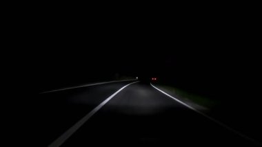Uyarlamalı matris LED farları olan kırsal bir yolda gece araba sürmek