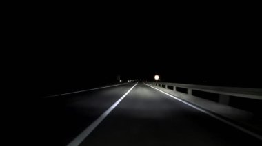 Uyarlamalı matris LED farları olan kırsal bir yolda gece araba sürmek