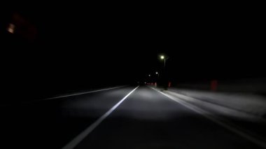 Uyarlamalı matris LED farları olan kırsal bir yolda gece araba sürmek