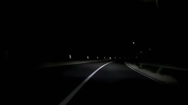 Uyarlamalı matris LED farları olan kırsal bir yolda gece araba sürmek