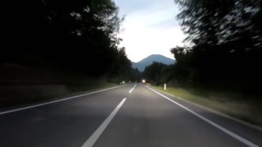 Uyarlamalı matris LED farları olan kırsal bir yolda gece araba sürmek