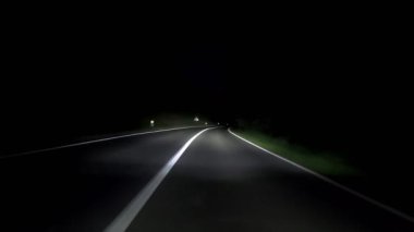Uyarlamalı matris LED farları olan kırsal bir yolda gece araba sürmek
