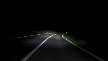 Uyarlamalı matris LED farları olan kırsal bir yolda gece araba sürmek