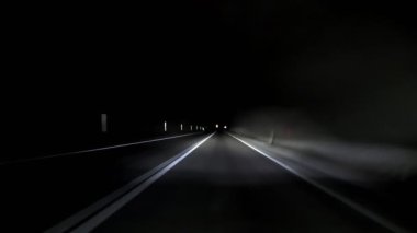 Uyarlamalı matris LED farları olan kırsal bir yolda gece araba sürmek