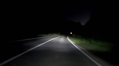 Uyarlamalı matris LED farları olan kırsal bir yolda gece araba sürmek