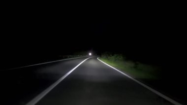 Uyarlamalı matris LED farları olan kırsal bir yolda gece araba sürmek