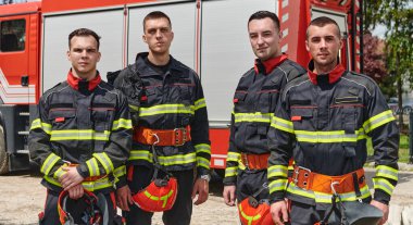 Profesyonel itfaiyecilerden oluşan tam teçhizatlı bir ekip tehlikeli durumlara karşı hazır bekliyor.. 