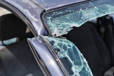 Profesyonel itfaiyecilerden oluşan bir itfaiye ekibi, araç enkazını kesmek ve kırmak için uzmanlaşmış araçlar kullanıyor, yetenekli işbirliklerini ve bireyleri kurtarmada hızlı tepkilerini sergiliyorlar.