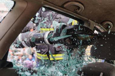 Profesyonel itfaiyecilerden oluşan bir itfaiye ekibi, araç enkazını kesmek ve kırmak için uzmanlaşmış araçlar kullanıyor, yetenekli işbirliklerini ve bireyleri kurtarmada hızlı tepkilerini sergiliyorlar.