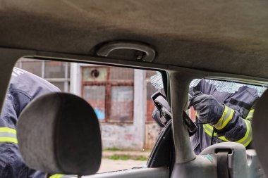 Profesyonel itfaiyecilerden oluşan bir itfaiye ekibi, araç enkazını kesmek ve kırmak için uzmanlaşmış araçlar kullanıyor, yetenekli işbirliklerini ve bireyleri kurtarmada hızlı tepkilerini sergiliyorlar.