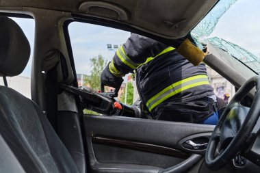 Profesyonel itfaiyecilerden oluşan bir itfaiye ekibi, araç enkazını kesmek ve kırmak için uzmanlaşmış araçlar kullanıyor, yetenekli işbirliklerini ve bireyleri kurtarmada hızlı tepkilerini sergiliyorlar.