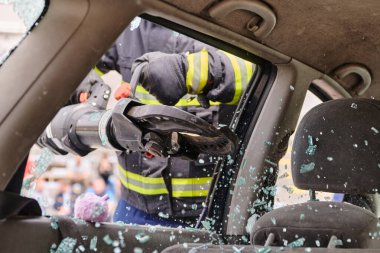 Profesyonel itfaiyecilerden oluşan bir itfaiye ekibi, araç enkazını kesmek ve kırmak için uzmanlaşmış araçlar kullanıyor, yetenekli işbirliklerini ve bireyleri kurtarmada hızlı tepkilerini sergiliyorlar.