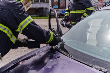Profesyonel itfaiyecilerden oluşan bir itfaiye ekibi, araç enkazını kesmek ve kırmak için uzmanlaşmış araçlar kullanıyor, yetenekli işbirliklerini ve bireyleri kurtarmada hızlı tepkilerini sergiliyorlar.