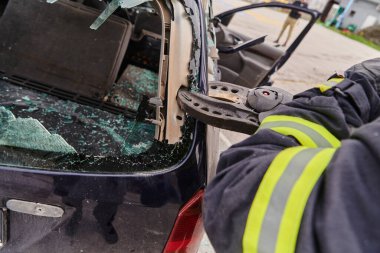 Profesyonel itfaiyecilerden oluşan bir itfaiye ekibi, araç enkazını kesmek ve kırmak için uzmanlaşmış araçlar kullanıyor, yetenekli işbirliklerini ve bireyleri kurtarmada hızlı tepkilerini sergiliyorlar.