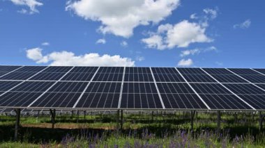 Bulutlu Mavi Gökyüzüne Karşı Güneş Panelleri Elektrik Santrali. Güneşli bir günde 4K Timelapse Videosu. Gren ekoloji dostu yenilenebilir temiz enerji kavramı
