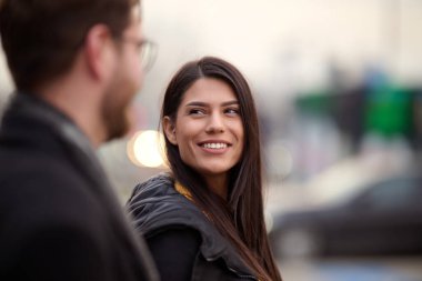 Romantik bir çift şehrin sokaklarında yürürken kucaklaşır ve birlikte vakit geçirmenin keyfini çıkarırlar..