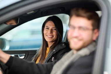Romantik bir çift Avrupa 'yı gezip büyüleyici manzaraları keşfeder ve birlikte unutulmaz anılar yaratır..