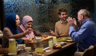 Çağdaş bir restoranda iftar için bir araya gelen modern ve geleneksel Avrupalı İslami aile, Ramazan ayında kültürel uyum ve aile birliğini somutlaştırıyor.