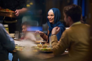 Yürek ısıtan bir sahnede, profesyonel bir aşçı Avrupalı Müslüman bir aileye Ramazan ayındaki iftar yemeklerini sunar. Kültürel birlik ve konukseverliği paylaşılan bir anda somutlaştırır.