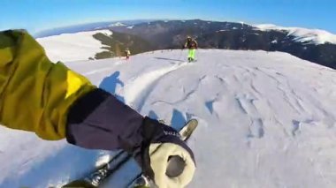 Güzel bir kış günü, güneşli bir günde Alpler tatil köyünde kar pistinde kayak yaparken 360 pov manzaralı güneşli bir günde..